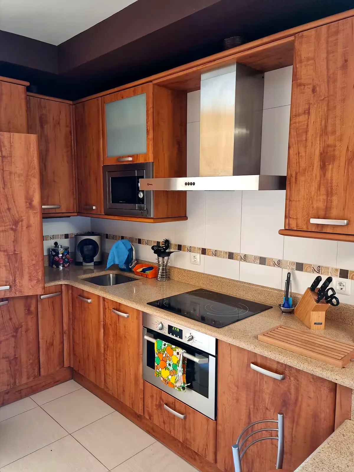 Cocina con electrodomésticos y menaje