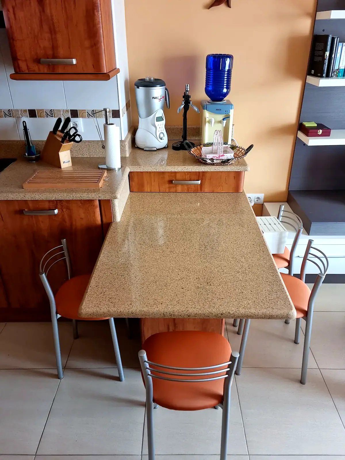 Cocina equipada abierta al salón