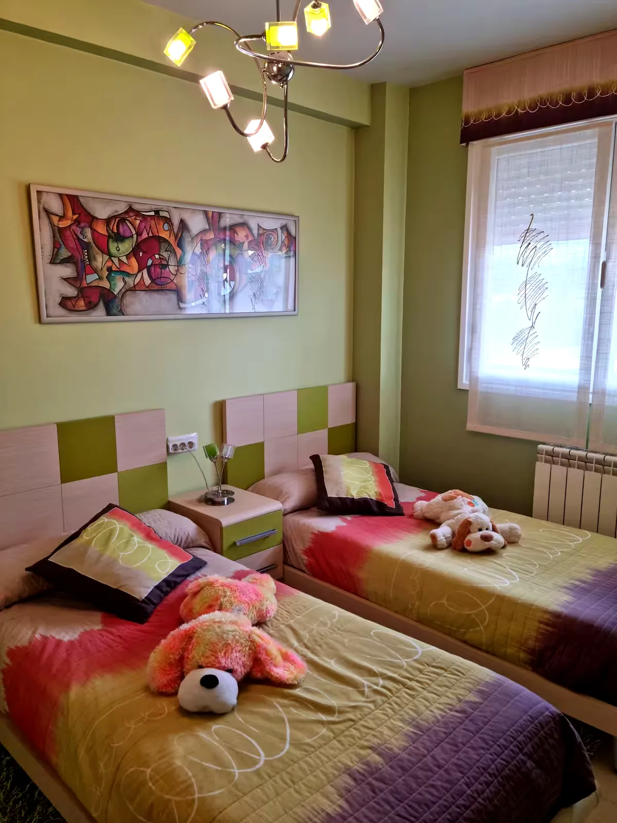 Dormitorio principal con cama de matrimonio