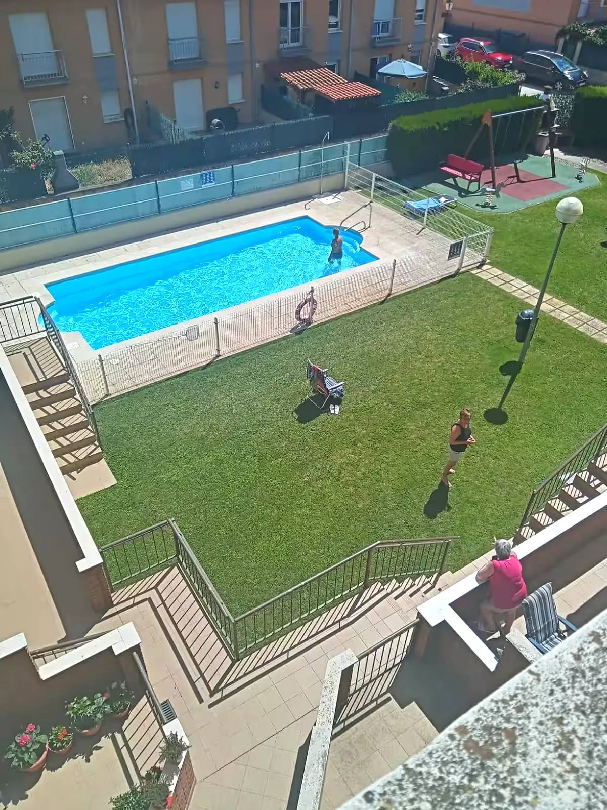 Piscina con agua azul en la urbanización de Alesanco