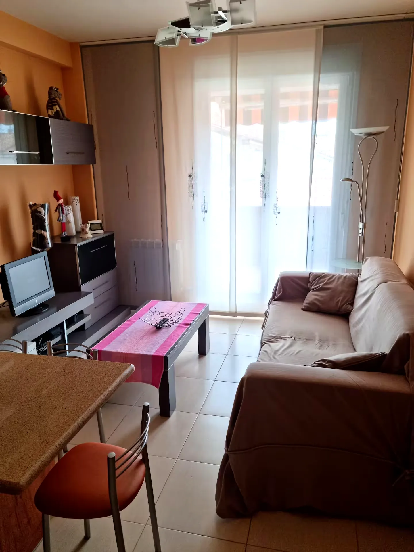 Salón luminoso del apartamento