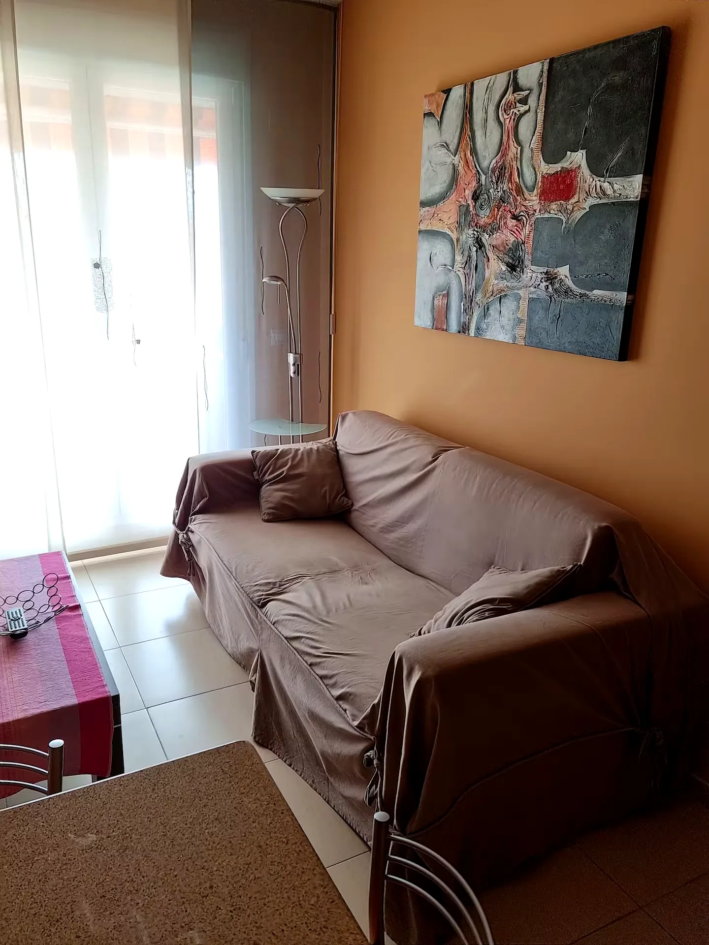 Salón con sofá cama y televisión