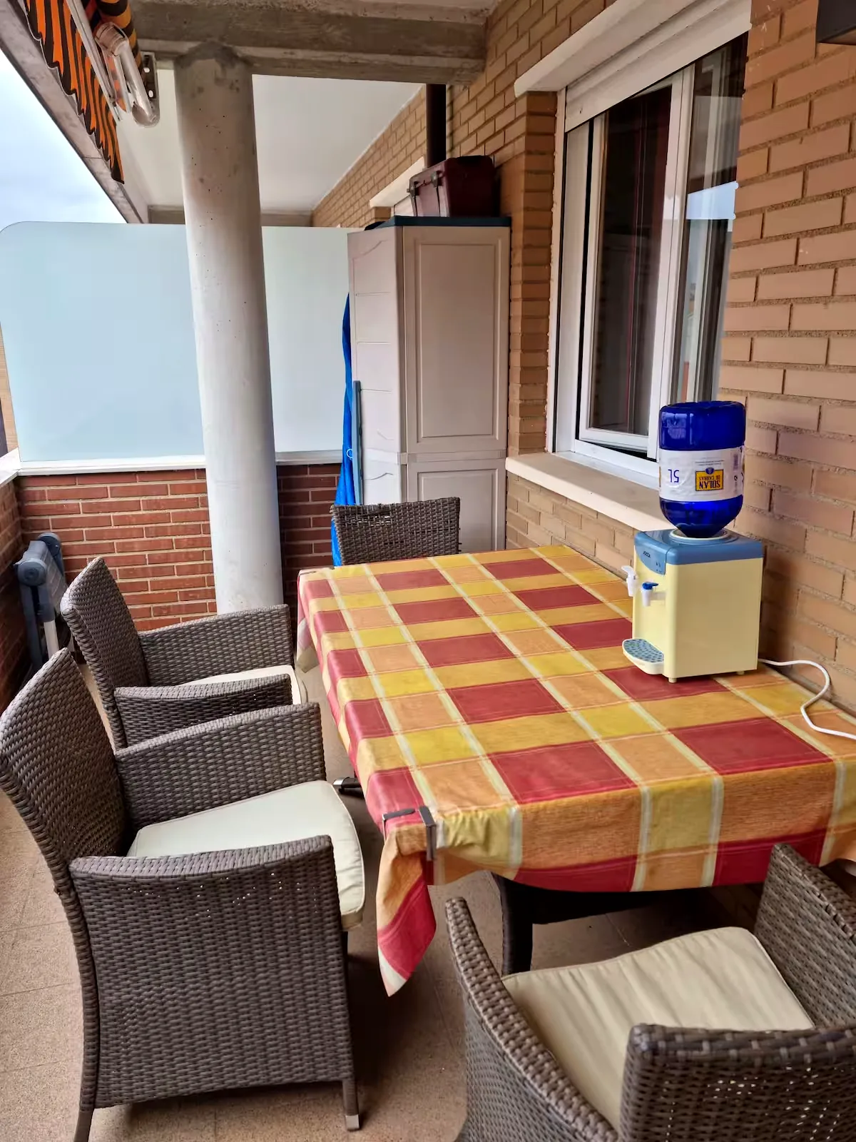 Terraza con mesa para comer al aire libre